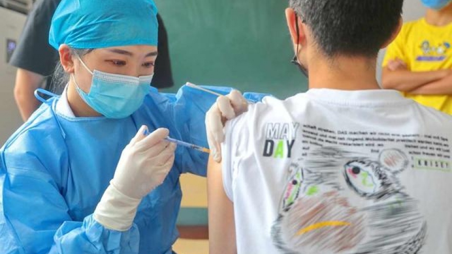 Trung Quốc bắt đầu tiêm mũi vaccine Covid-19 tăng cường